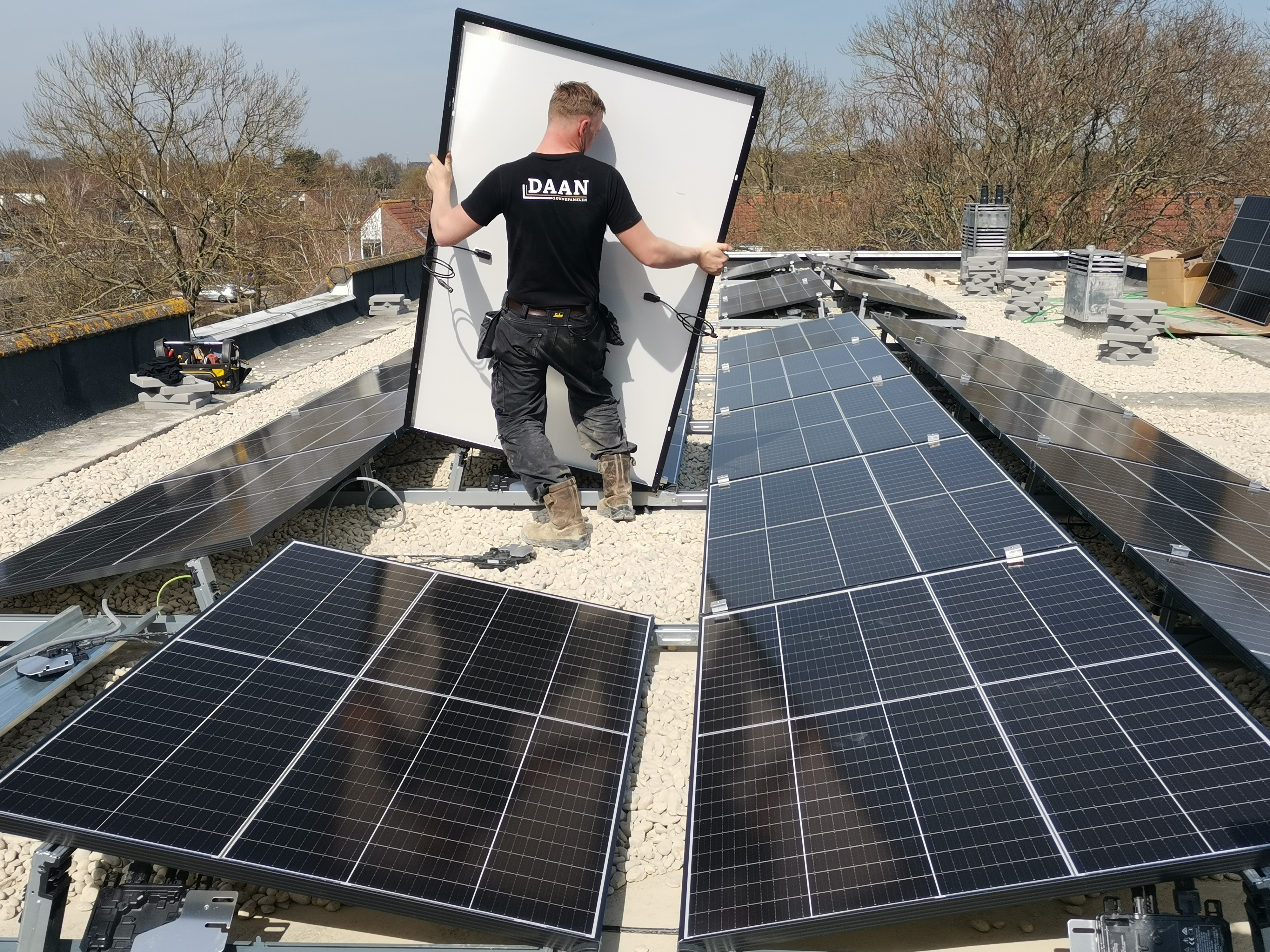 DAAN monteurs op het dak